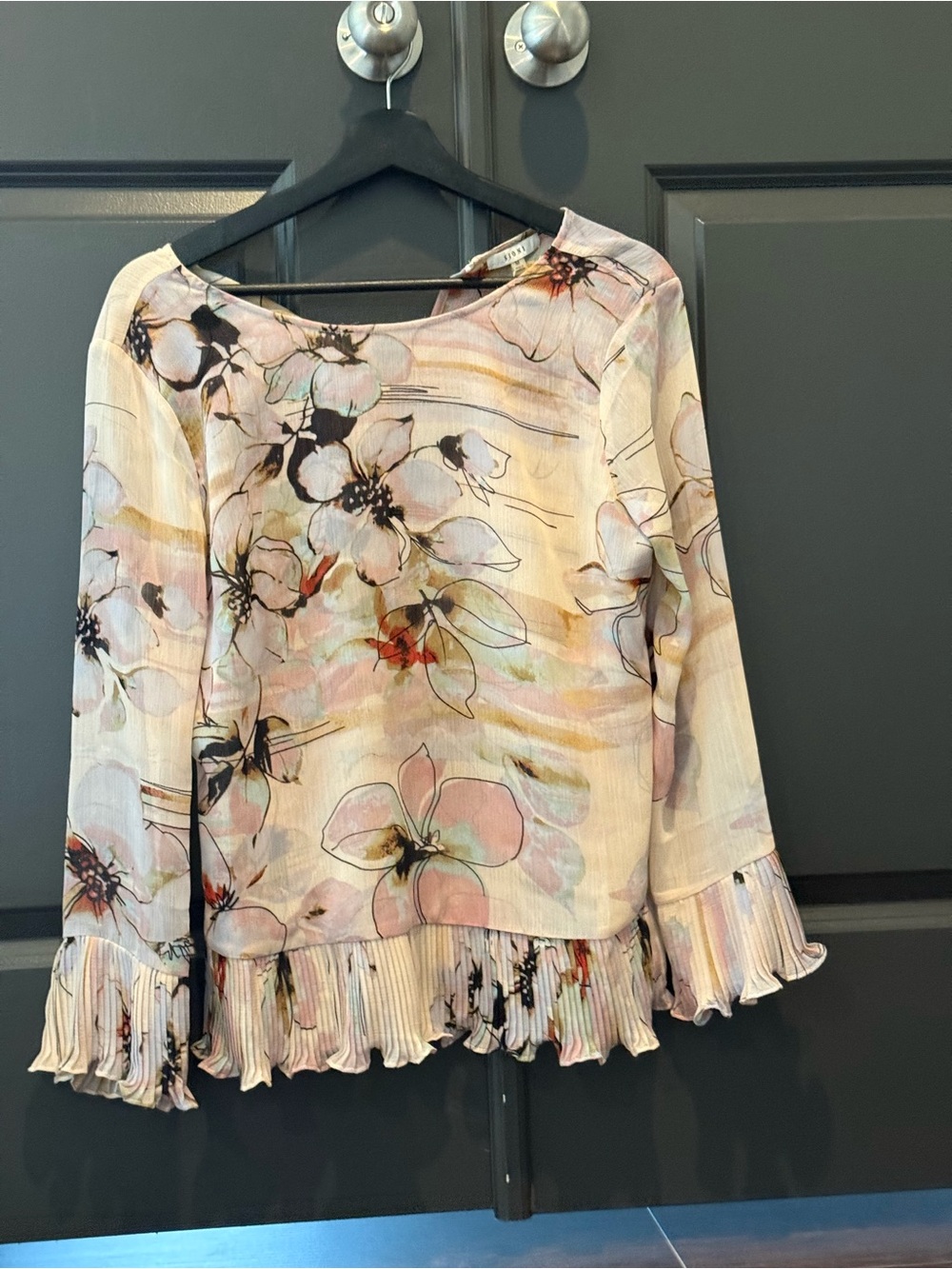 Sioni floral flower full hands top